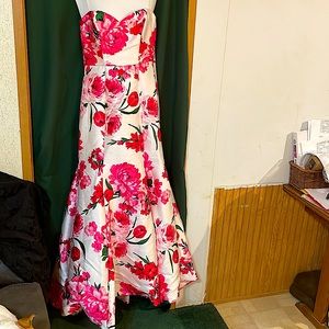 Prom dress never worn thanks to Covid-19. Strapless and Flare bottom.